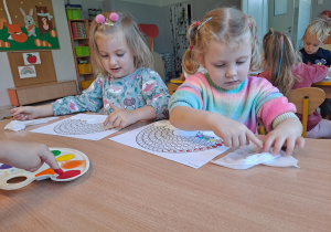 Dzieci wykonują prace plastyczną