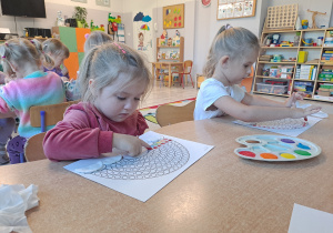Dzieci wykonują prace plastyczną
