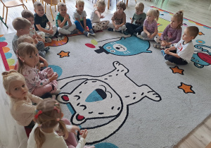 Dzieci na dywanie poznają emocje