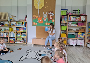Dzieci na dywanie poznają emocje