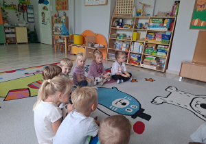 Dzieci na dywanie poznają emocje