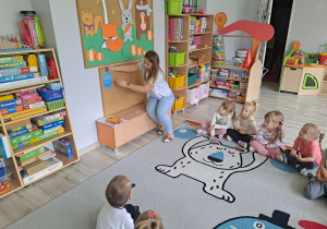 Dzieci na dywanie poznają emocje