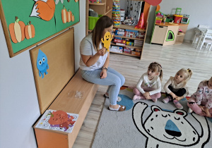 Dzieci na dywanie poznają emocje