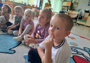 Dzieci na dywanie poznają emocje