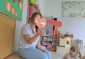 Dzieci na dywanie poznają emocje