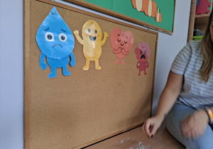 Dzieci na dywanie poznają emocje