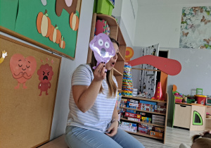 Dzieci na dywanie poznają emocje