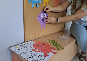 Dzieci na dywanie poznają emocje