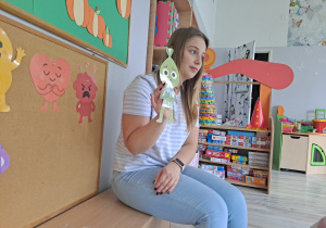Dzieci na dywanie poznają emocje