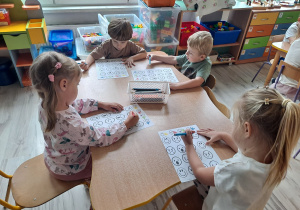 Dzieci na dywanie poznają emocje