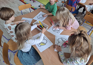 Dzieci wykonują prace plastyczną