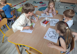 Dzieci wykonują prace plastyczną