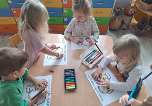 Dzieci wykonują prace plastyczną