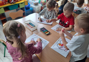 Dzieci wykonują prace plastyczną