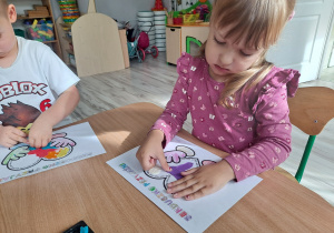 Dzieci wykonują prace plastyczną