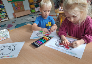 Dzieci wykonują prace plastyczną