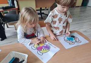 Dzieci wykonują prace plastyczną