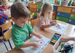 Dzieci wykonują prace plastyczną