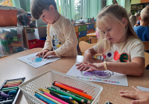 Dzieci wykonują prace plastyczną