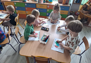 Dzieci wykonują prace plastyczną