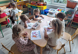 Dzieci wykonują prace plastyczną