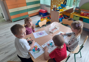 Dzieci wykonują prace plastyczną
