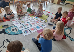 Dzieci wykonują prace plastyczną