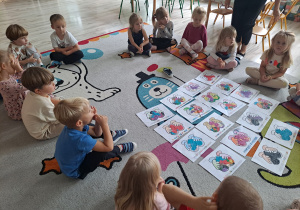 Dzieci wykonują prace plastyczną