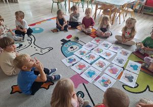 Dzieci wykonują prace plastyczną