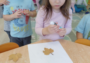 Dekorowanie okien liśćmi