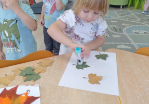 Dekorowanie okien liśćmi