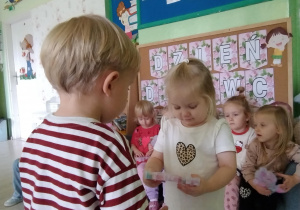 Wręczanie upominku dziewczynce
