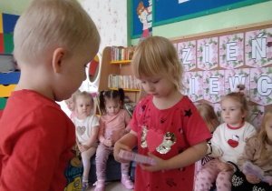 Wręczanie upominku dziewczynce
