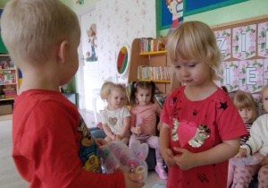 Składanie życzeń z okazji Dnia Dziewczynek