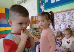 Wręczanie upominku dziewczynce