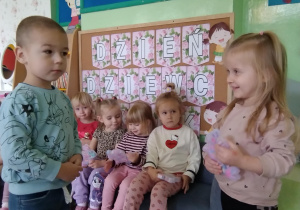 Wręczanie upominku dziewczynce