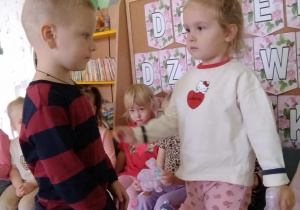 Wręczanie upominku dziewczynce