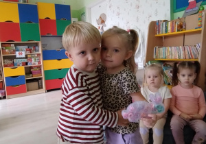 Wręczanie upominku dziewczynce