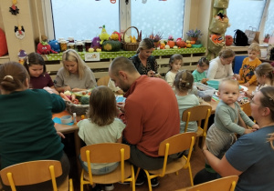 Rodzice i dzieci w czasie warsztatów