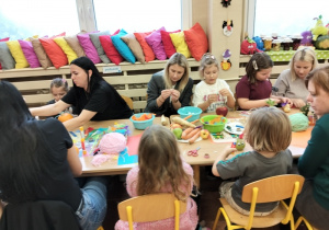 Rodzice i dzieci w czasie warsztatów