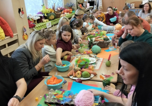 Rodzice i dzieci w czasie warsztatów