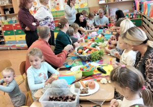 Rodzice i dzieci w czasie warsztatów