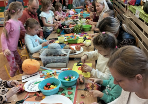 Rodzice i dzieci w czasie warsztatów