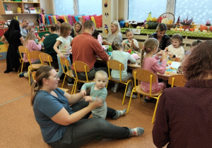 Rodzice i dzieci w czasie warsztatów