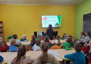 Dzieci w bibliotece utrwalają zasady zachowania i korzystania z księgozbioru