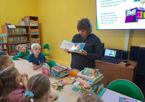 Pani Monika pokazuje dzieciom różne rodzaje książek