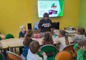 Pani Monika pokazuje dzieciom różne rodzaje książek