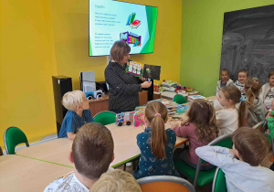 Pani Monika pokazuje dzieciom różne rodzaje książek