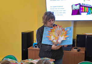 Pani Monika pokazuje dzieciom różne rodzaje książek