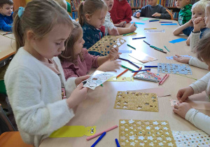 Dzieci wykonują zakładki